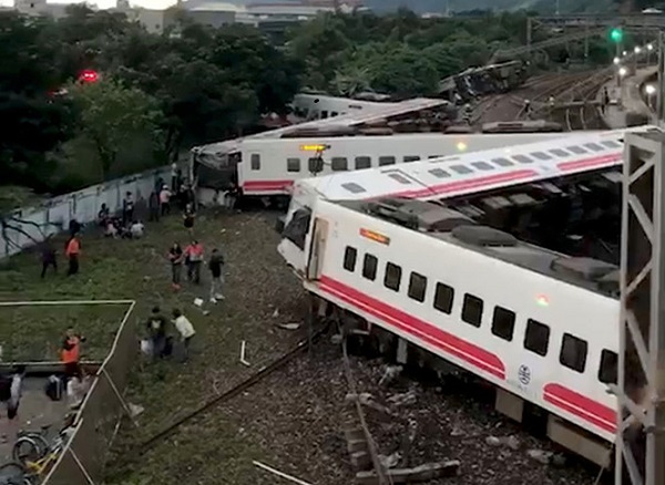 Đài Loan: Tai nạn tàu hỏa thảm khốc, 17 người thiệt mạng - Hình 1