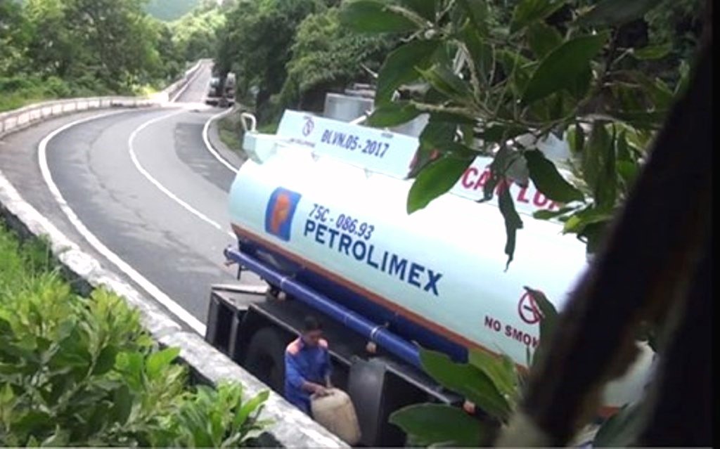 Đình chỉ công tác 5 tài xế rút ruột xăng dầu xuyên đèo Hải Vân