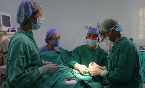 Thanh Hóa: Phẫu thuật chỉnh hình thành công cho 21 trẻ em bị dị tật - Hình 1