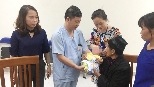 Bệnh nhi có bố mẹ tử vong trong đám cháy đã ổn định sức khỏe