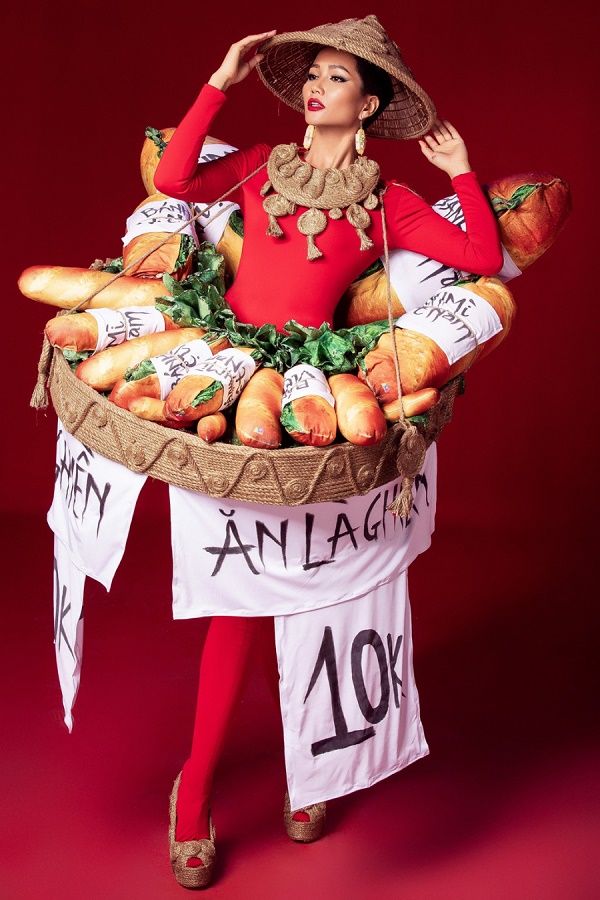 Lộ diện 6 bộ trang phục độc đáo và lạ mắt của Hoa hậu H'Hen Niê