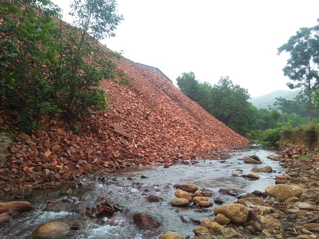 Nghệ An: Nhà máy gạch Hoàng Nguyên đang “bức tử” dòng khe Dỗi?