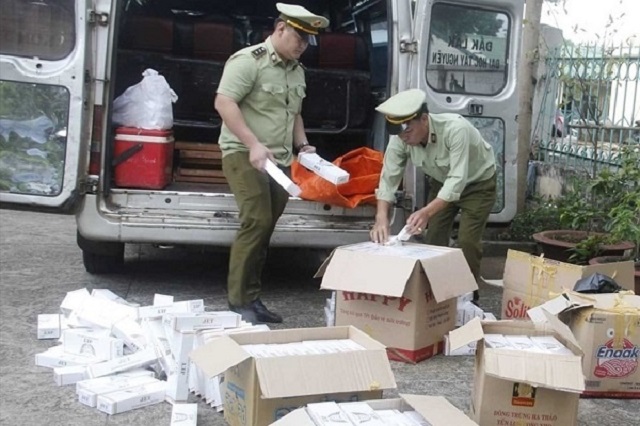 Đắk Lắk: Bắt quả tang xe ô tô vận chuyển 2.500 bao thuốc lá điếu ngoại nhập - Hình 1