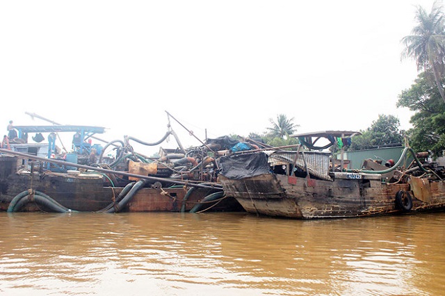 'Cát tặc' lộng hành trên sông Đồng Nai - Bài 1: Liên tục truy bắt tàu khai thác cát trái phép - Hình 1