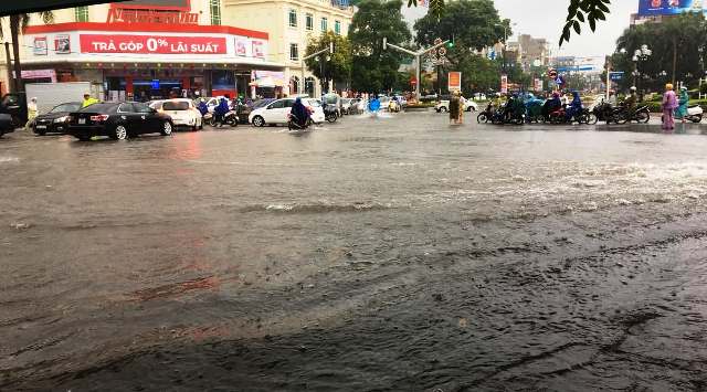 TP. Thanh Hóa: Mưa lớn khiến nhiều tuyến phố ngập nước - Hình 2