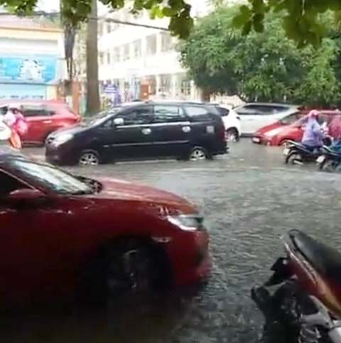 TP. Thanh Hóa: Mưa lớn khiến nhiều tuyến phố ngập nước - Hình 5