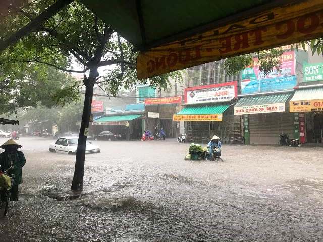 TP. Thanh Hóa: Mưa lớn khiến nhiều tuyến phố ngập nước - Hình 4
