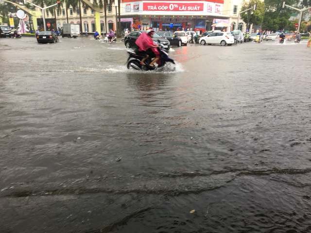 TP. Thanh Hóa: Mưa lớn khiến nhiều tuyến phố ngập nước - Hình 3