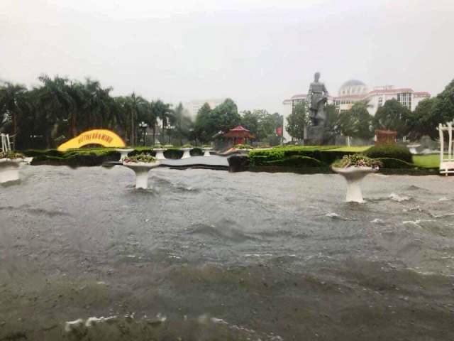 TP. Thanh Hóa: Mưa lớn khiến nhiều tuyến phố ngập nước - Hình 1