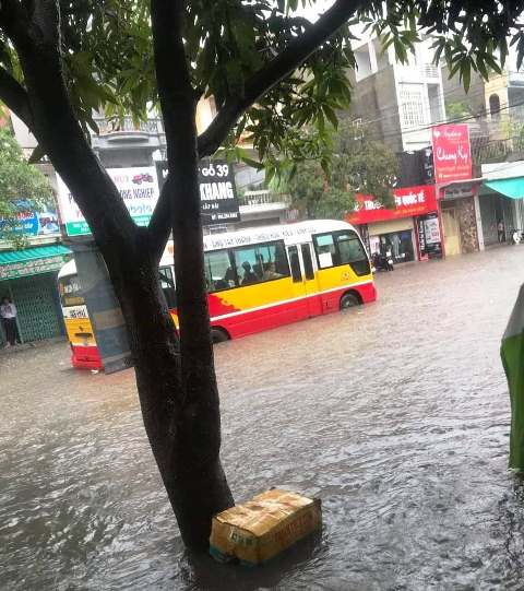 TP. Thanh Hóa: Mưa lớn khiến nhiều tuyến phố ngập nước - Hình 6