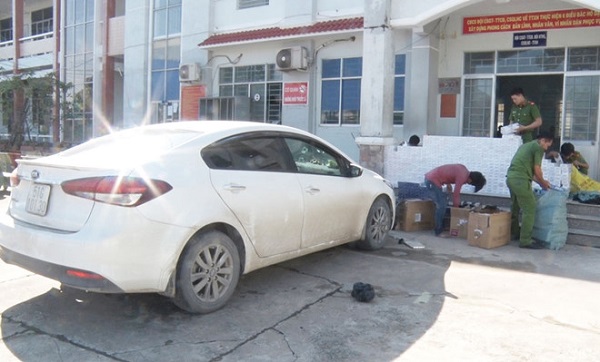 Phát hiện hơn 8.000 gói thuốc lá lậu trên xe ô tô gây tai nạn