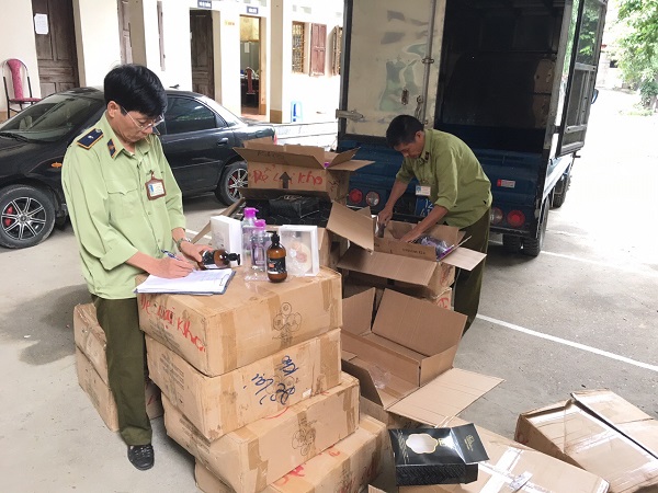 Lực lượng QLTT Lạng Sơn bắt quả tang lô mỹ phẩm nhập lậu vào Việt Nam - Hình 1
