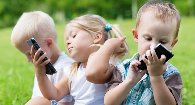 Trẻ nhỏ tiếp xúc điện thoại, iPad sớm nguy hại như thế nào?
