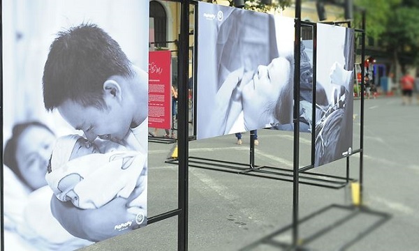 Sống lại những khoảnh khắc hạnh phúc của bố mẹ về hành trình sinh nở 'Chờ-Đau-Khóc-Chạm-Ti'