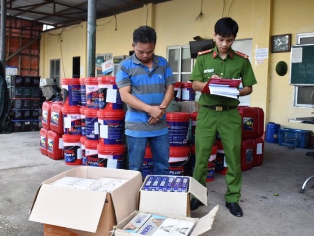 Ninh Bình: Phát hiện, thu giữ 100 thùng dầu nhớt không nguồn gốc xuất xứ