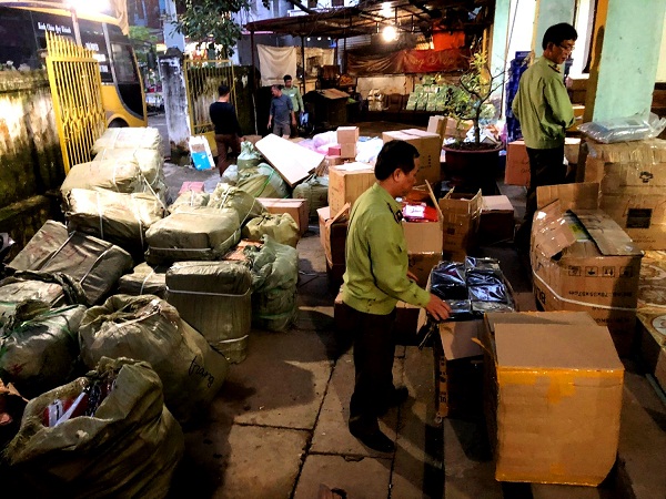 Lạng Sơn: Thu giữ lô hàng nghi giả mạo nhãn hiệu