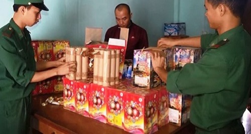 Bắt giữ đối tượng vận chuyển trái phép pháo lậu