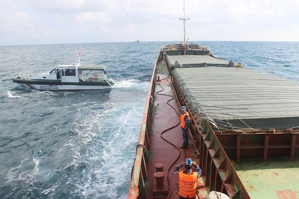Cảnh sát biển bắt giữ tàu vận chuyển hơn 2000 tấn than không rõ nguồn gốc - Hình 1