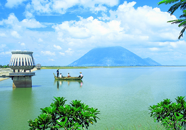 Thăm Tây Ninh và tìm hiểu giải pháp phát triển du lịch thành ngành kinh tế mũi nhọn tại địa phương này. Với khung cảnh thiên nhiên tuyệt đẹp, nền văn hóa phong phú và các điểm tham quan hấp dẫn, Tây Ninh chắc chắn sẽ là điểm đến lý tưởng cho chuyến du lịch của bạn.
