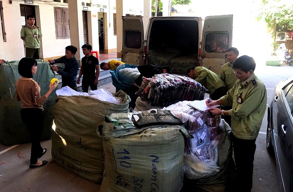 Lạng Sơn: Thu giữ lô hàng quần áo và thực phẩm nhập lậu - Hình 1
