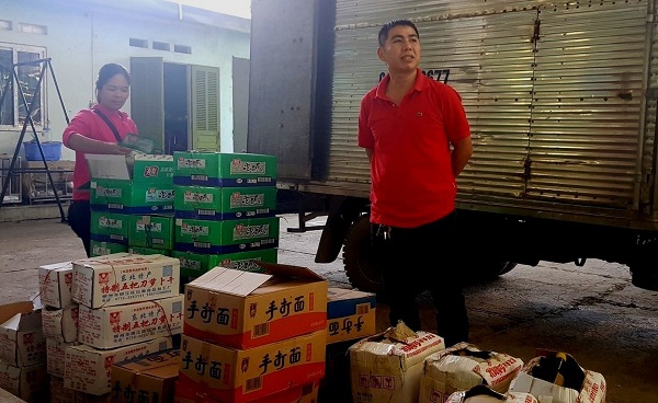 Lạng Sơn: Thu giữ lô hàng quần áo và thực phẩm nhập lậu - Hình 2