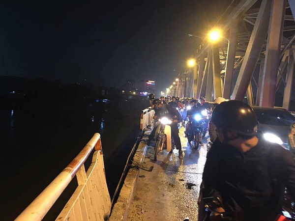 Hà Nội: Ô tô con húc đổ lan can cầu Chương Dương, lao xuống sông Hồng