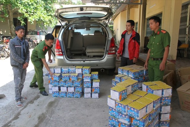 Quảng Trị: Bắt 3 đối tượng vận chuyển 180 hộp pháo từ Lào về Việt Nam - Hình 1