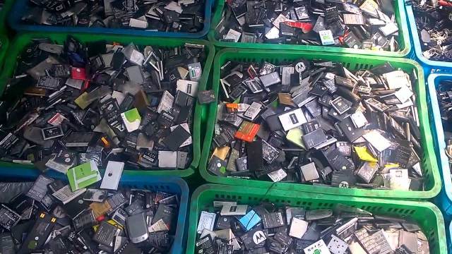 Nghệ An: Bắt quả tang xe tải chở hơn 9 tấn pin điện thoại cũ - Hình 1