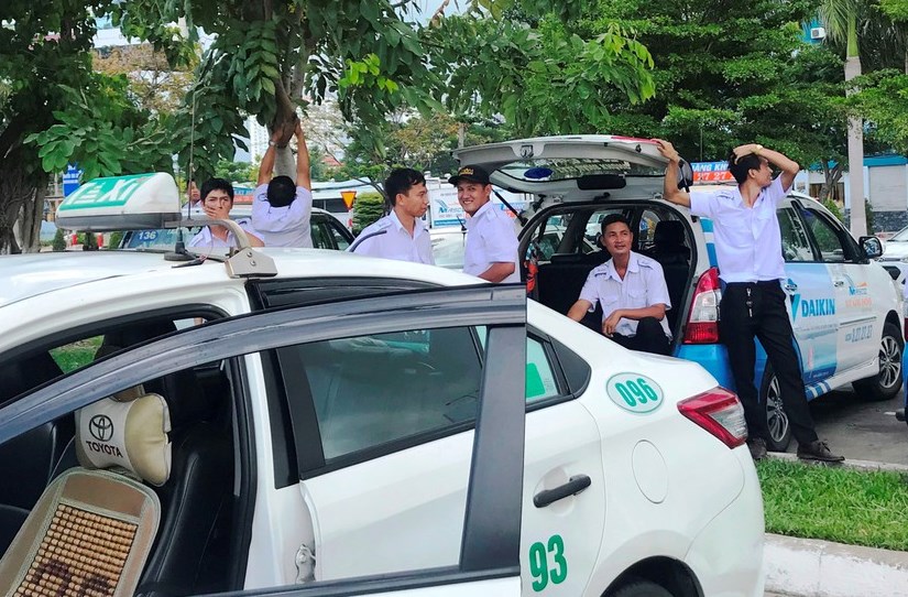 Đà Nẵng: Tài xế 8 hãng xe taxi đình công tại sân bay - Hình 1