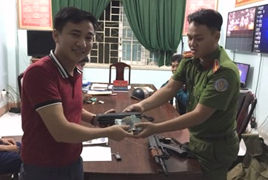 Đà Nẵng: Hình ảnh đẹp của một đại úy Công an - Hình 2