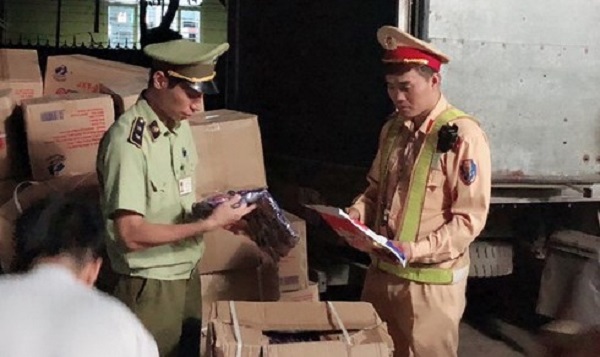 Quảng Ninh: Bắt giữ gần 3 tấn bánh kẹo, ô mai nhập lậu - Hình 1