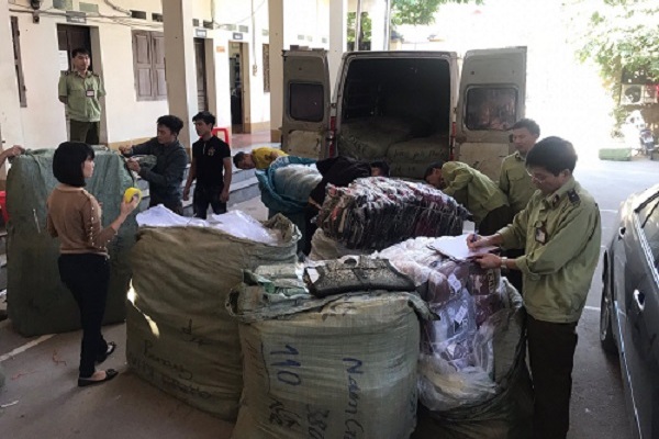 Lạng Sơn: Phát hiện, bắt giữ lô hàng quần áo nhập lậu - Hình 1