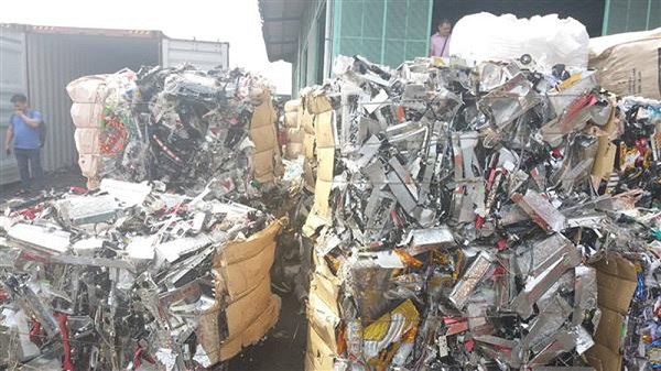 Hải quan TPHCM kiểm đếm hàng nghìn container phế liệu