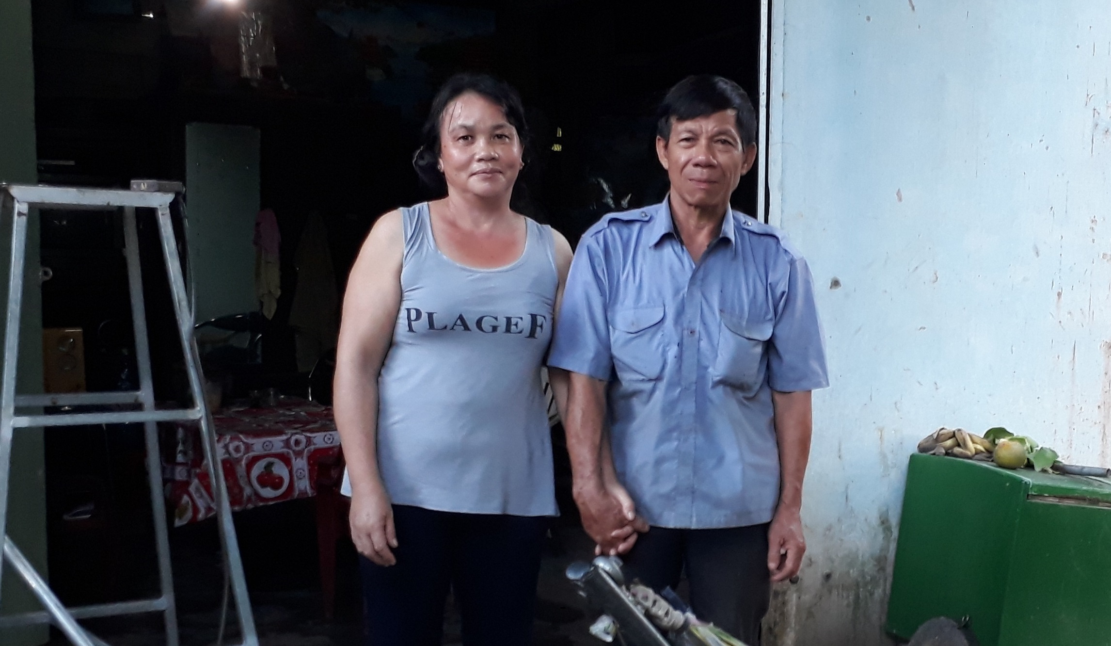 Người mẹ kế hơn 30 năm chăm sóc con chồng, giờ vẫn ngày ngày chăm cháu chồng bại não