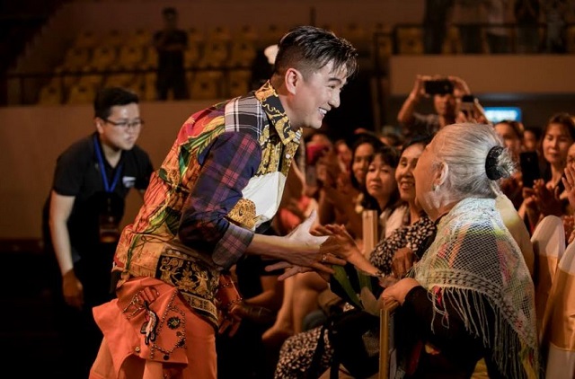 Ca sĩ Đàm Vĩnh Hưng mua 100 gói bảo hiểm LIAN cho nghệ sĩ nghèo.