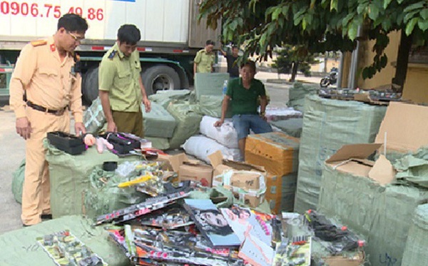 Thái Bình: Bắt giữ gần 2 tấn đồ chơi bạo lực, đồ chơi kích dục và mỹ phẩm Trung Quốc nhập lậu - Hình 1