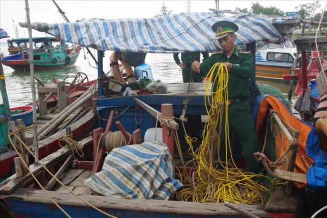 Nghệ An: Bắt giữ 13 phương tiện dùng kích điện đánh bắt hải sản - Hình 1