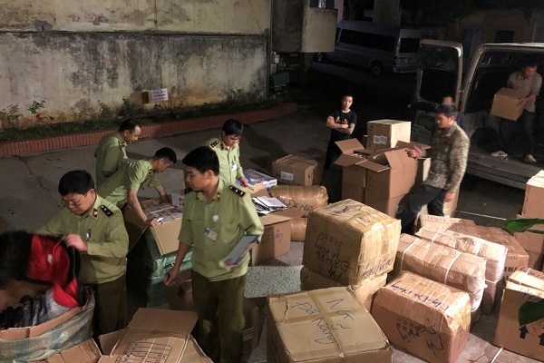 Lạng Sơn: Phát hiện xe tô tô khách vận chuyển trên 6.000 sản phẩm hàng lậu, hàng giả - Hình 1