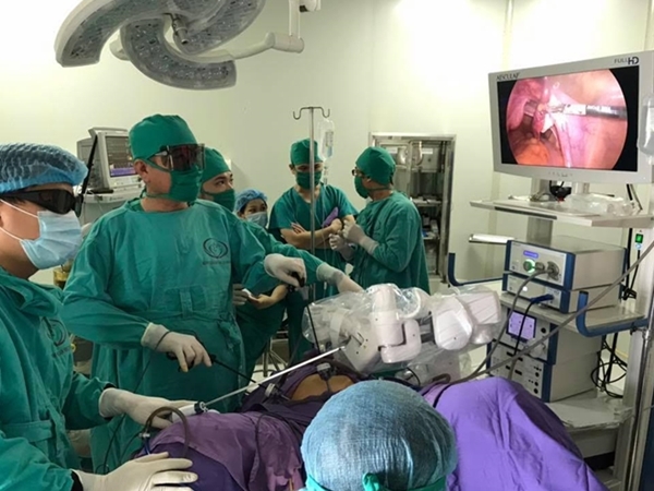 BV Sản Nhi Quảng Ninh: Ứng dụng cánh tay robot trong phẫu thuật nội soi - Hình 1