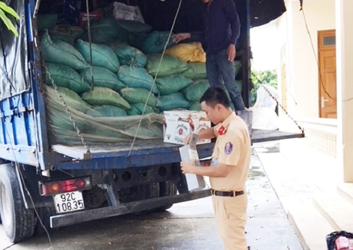 Thanh Hóa: Phát hiện gần 900 chai rượu nhập lậu đang trên đường tiêu thụ