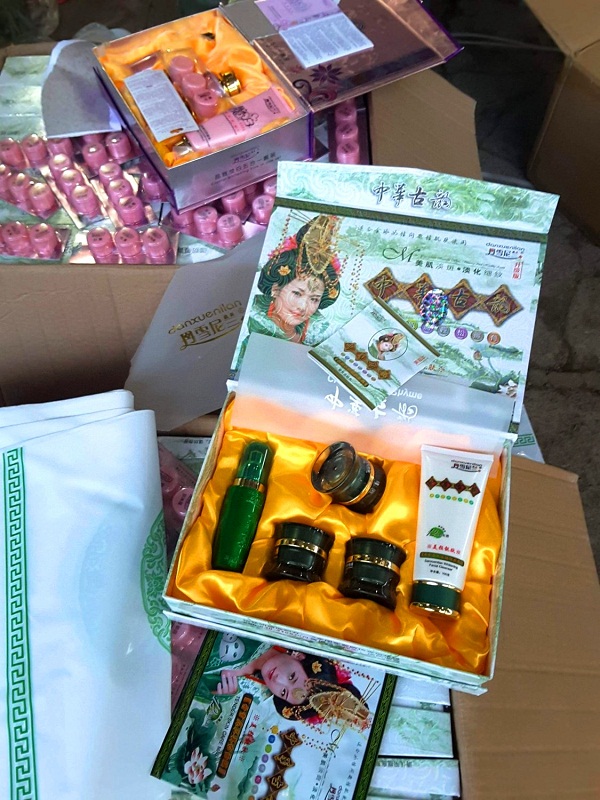Lạng Sơn: Thu giữ lô hàng mỹ phẩm và thực phẩm nhập lậu - Hình 1