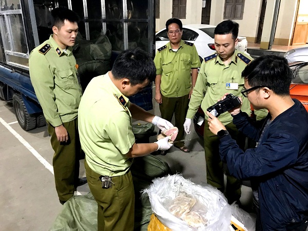 Lạng Sơn: Thu giữ lô hàng mỹ phẩm và thực phẩm nhập lậu - Hình 3