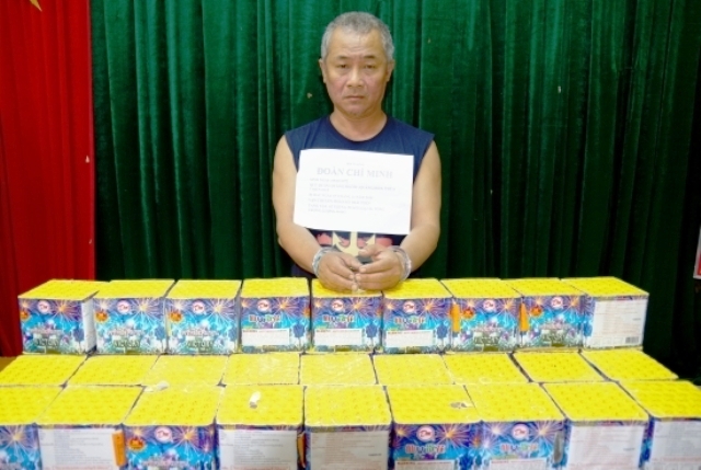 Hà Tĩnh: Bắt giữ đối tượng vận chuyển 36 hộp pháo lậu vào Việt Nam - Hình 1
