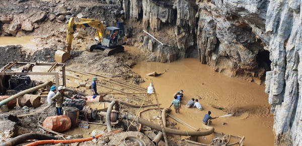 Hòa Bình: Chủ tịch huyện Lạc Thủy nhận trách nhiệm vụ 2 phu vàng mắc kẹt