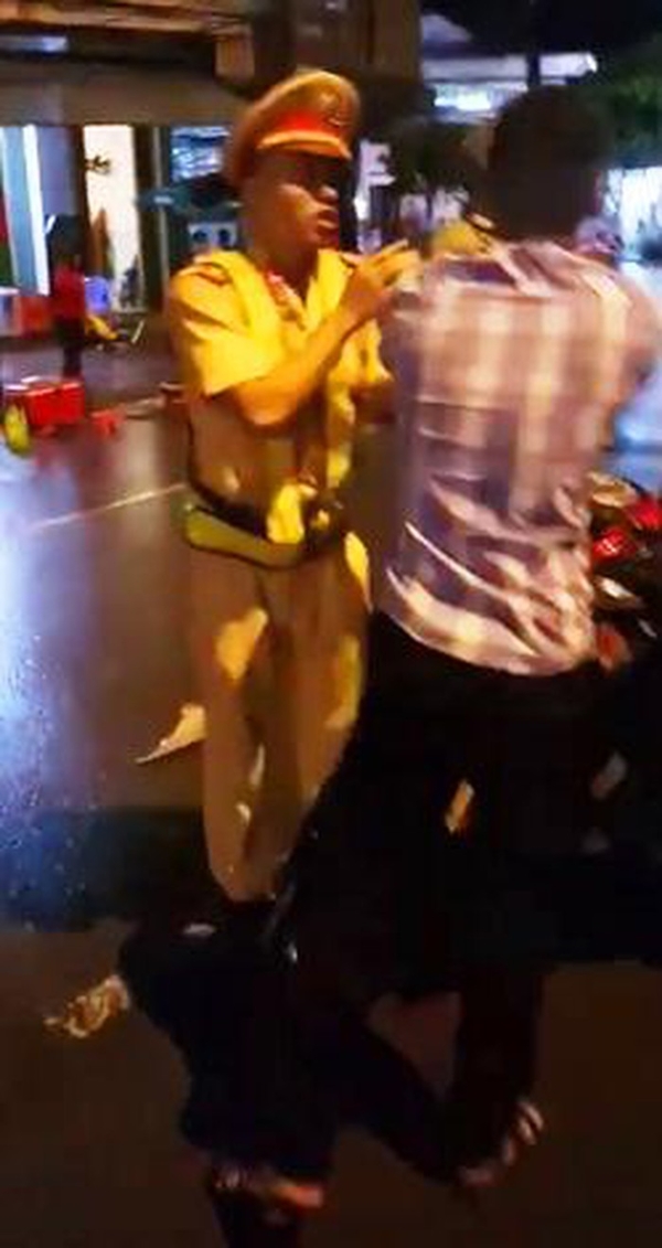 CSGT té ngã do “phản xạ né cú thúc cùi chỏ”