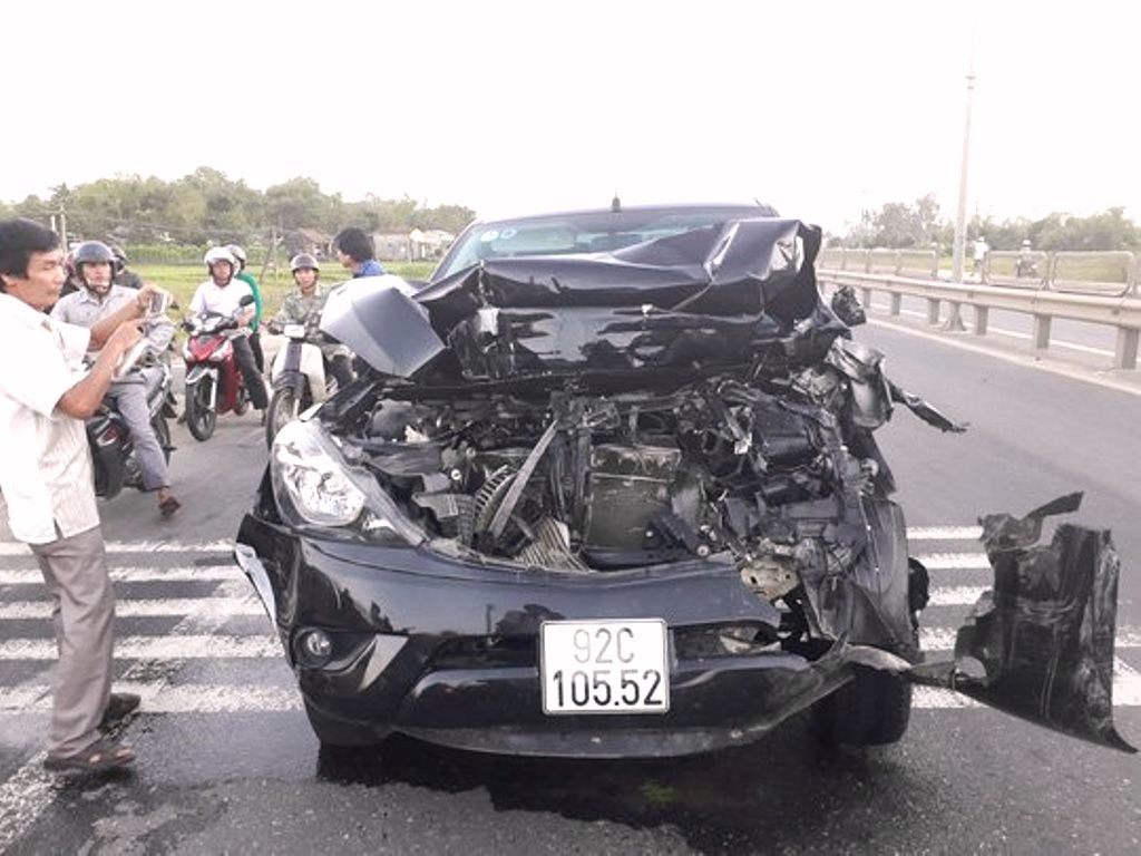 Quảng Nam: Tai nạn kinh hoàng giữa ô tô Mazda và nhiều phương tiện - Hình 1