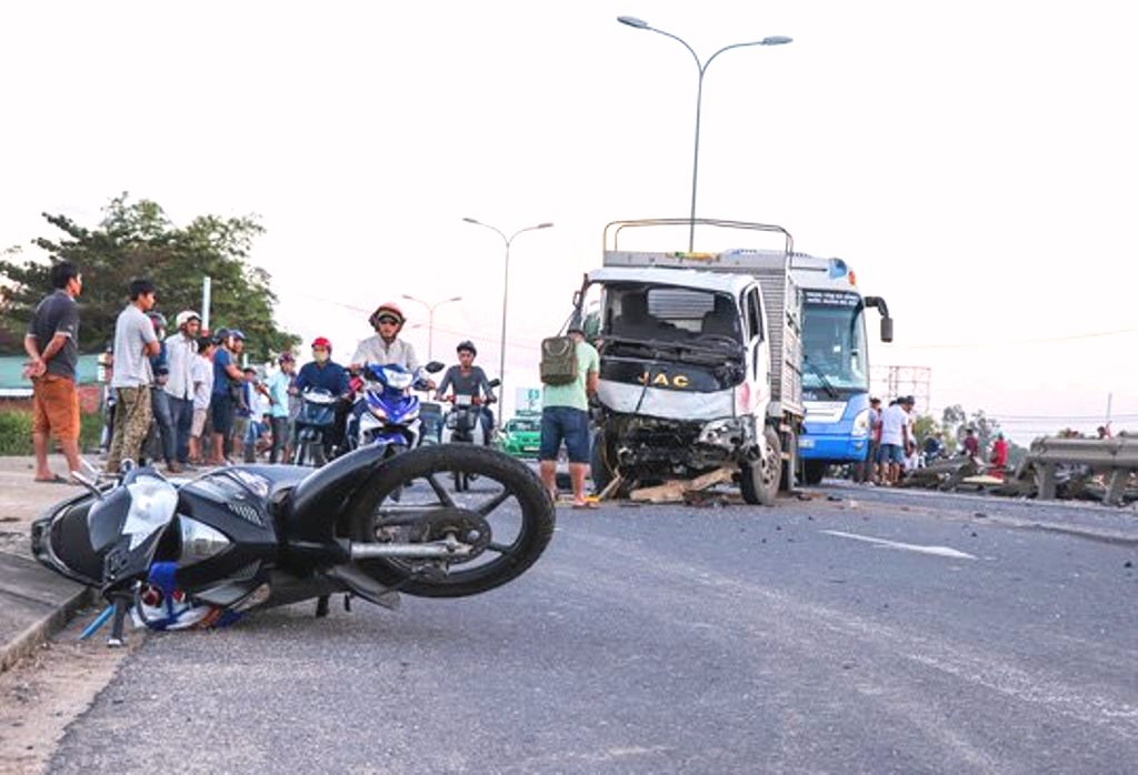 Quảng Nam: Tai nạn kinh hoàng giữa ô tô Mazda và nhiều phương tiện - Hình 2
