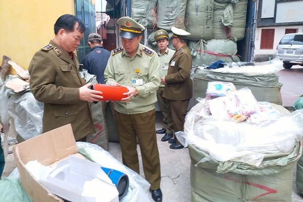 Lực lượng QLTT bắt giữ xe tải vận chuyển nhiều hàng lậu