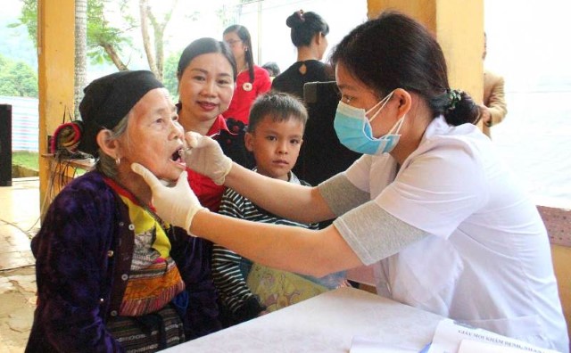 Thanh Hóa: Khám bệnh, cấp phát thuốc miễn phí cho 2.000 người nghèo và học sinh - Hình 1