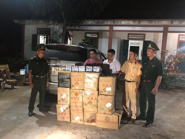 Quảng Trị: Bắt 2 thanh niên dùng xế hộp vận chuyển 264 kg pháo lậu - Hình 1